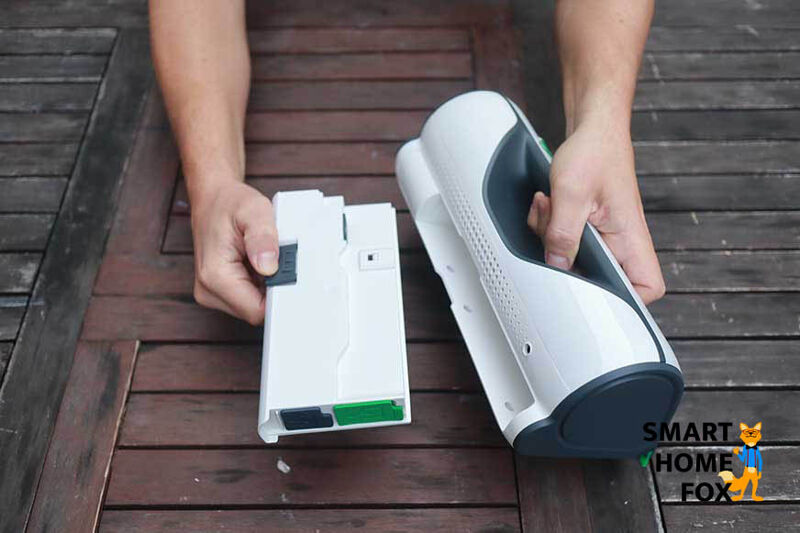 Man sieht den Tank des Vorwerk Kobold VG100.